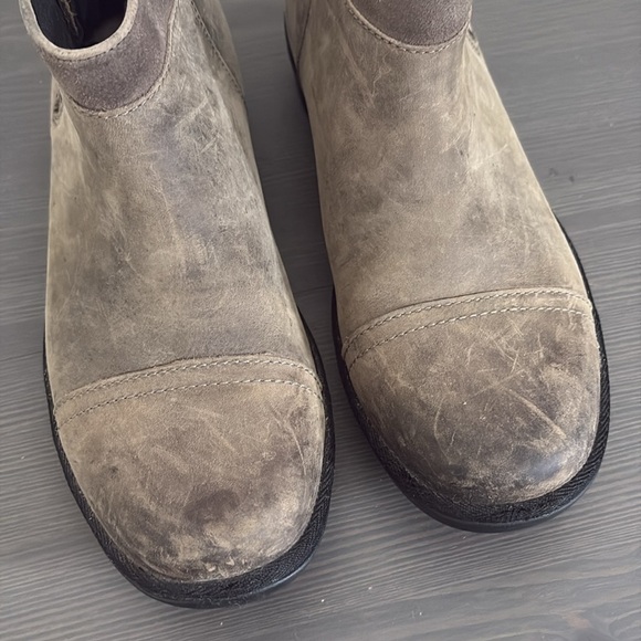 Ugg Attell Black Waterproof Leather Bootie Side Zip Wool Lining Size 7.5 - Picture 3 of 12